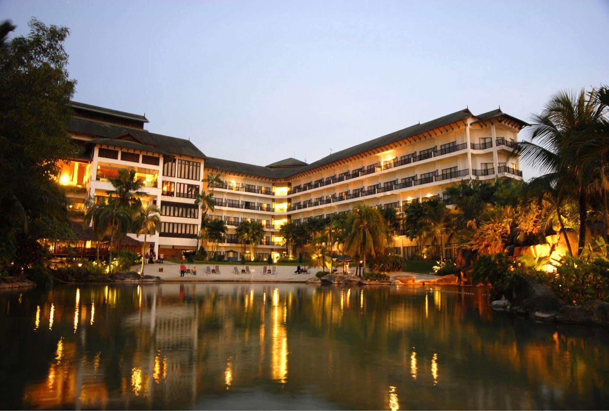 Mines Beach Resort Hotel Seri Kembangan Exterior foto